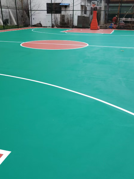 达坂城 球场长期使用易出现地面开裂